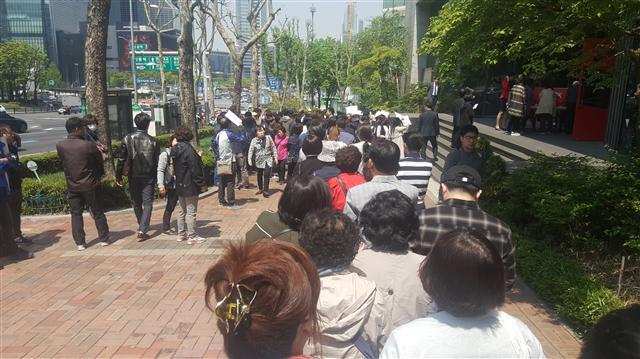 올해 분양한 서울의 한 아파트 견본주택. 이 아파트 잔여물량 추첨 현장에서는 당첨 즉시 웃돈을 받고 분양권을 전매하는 일이 벌어졌다는 의혹이 있다.