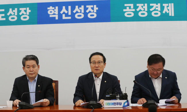 더불어민주당 홍영표 원내대표가 16일 오전 국회에서 열린 정책조정회의에서 발언하고 있다.[사진=연합뉴스]
더불어민주당 홍영표 원내대표가 16일 오전 국회에서 열린 정책조정회의에서 발언하고 있다.[사진=연합뉴스]