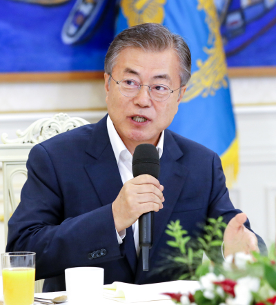 문재인 대통령이 16일 낮 청와대에서 열린 여야 5당 원내대표 초청 오찬에서 발언하고 있다. [사진=연합뉴스]