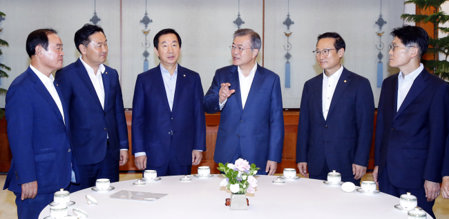 President Moon Jae-in and floor leaders discuss issues at the presidential office on Thursday. From left: Party for Democracy and Peace's Chang Byoung-wan, Bareunmirae Party's Kim Kwan-young, Liberty Korea Party Kim Sung-tae, President Moon Jae-in, Democratic Party of Korea's Hong Young-pyo, and Justice Party acting floor leader and Yun So-ha. Yonhap