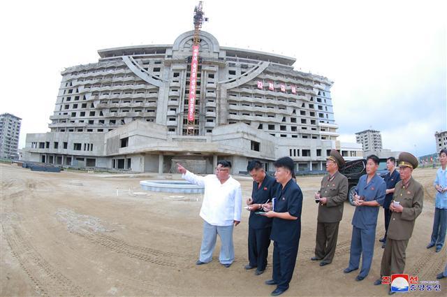 김정은 북한 국무위원장이 부인 리설주 여사와 함께 원산갈마해안관광지구 건설장을 시찰했다고 조선중앙통신이 17일 보도했다. 김 위원장은 “원산갈마해안관광지구건설은 강도적인 제재 봉쇄로 우리 인민을 질식시켜보려는 적대세력들과의 첨예한 대결전”이라고 강조했다.  [조선중앙통신 연합뉴스]