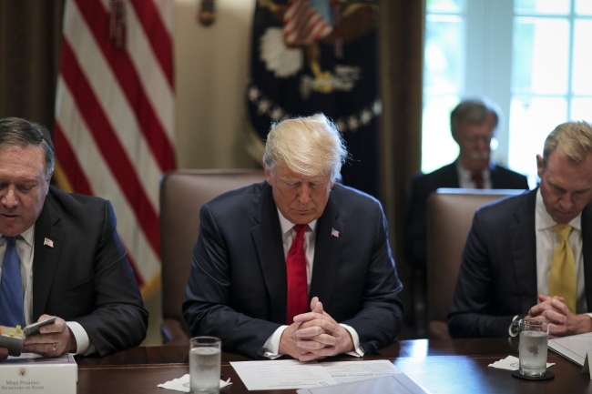 <YONHAP PHOTO-1547> epa06953142 US President Donald J. Trump (c) bows his head during a prayer during a Cabinet Meeting in the Cabinet Room of the White House in Washington DC, USA, 16 August 2018. US President Donald J. Trump hosts a cabinet meeting. EPA/Oliver Contreras / POOL/2018-08-17 05:31:12/ <저작권자 ⓒ 1980-2018 ㈜연합뉴스. 무단 전재 재배포 금지.>
<YONHAP PHOTO-1547> epa06953142 US President Donald J. Trump (c) bows his head during a prayer during a Cabinet Meeting in the Cabinet Room of the White House in Washington DC, USA, 16 August 2018. US President Donald J. Trump hosts a cabinet meeting. EPA/Oliver Contreras / POOL/2018-08-17 05:31:12/ <저작권자 ⓒ 1980-2018 ㈜연합뉴스. 무단 전재 재배포 금지.>