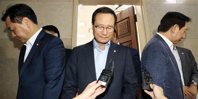더불어민주당 홍영표(가운데), 자유한국당 김성태(오른쪽), 바른미래당 김관영 원내대표가 17일 국회에서 3당 원내대표 조찬회동을 마치고 각자의 사무실로 향하고 있다. 여야 3개 교섭단체 원내대표는 이날 일명 지역특구법(지역특화발전특구 규제특례법 개정안)과  규제프리존법 등 3개 법안을 병합해 오는 30일 국회 본회의에서 처리하기로  합의했다.  [연합뉴스]