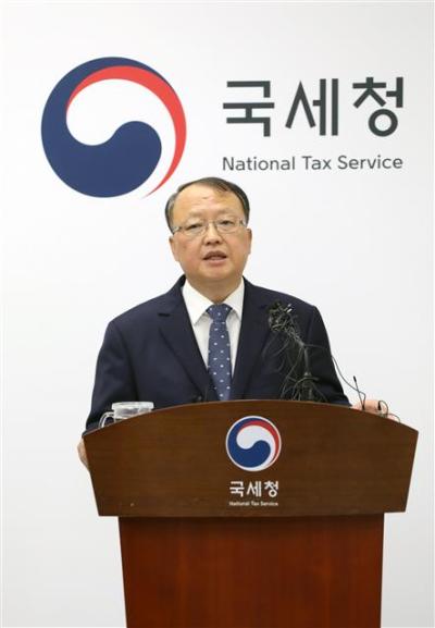 한승희 국세청장이 16일 오후 종로구 서울지방국세청에서 자영업자·소상공인 세정지원 대책을 발표하고 있다.  ［연합뉴스］