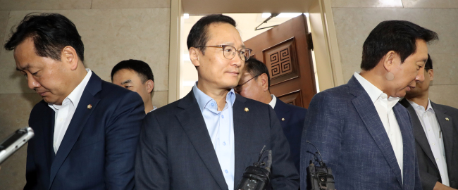 더불어민주당 홍영표(가운데), 자유한국당 김성태(오른쪽), 바른미래당 김관영 원내대표가 17일 국회에서 3당 원내대표 조찬회동을 마치고 각자의 사무실로 향하고 있다 (사진=연합뉴스)