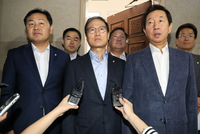 더불어민주당 홍영표(가운데), 자유한국당 김성태(오른쪽), 바른미래당 김관영 원내대표가 17일 국회에서 3당 원내대표 조찬회동을 마치고 본회의에서 처리할 법안 내용을 발표하고 있다.[사진=연합뉴스]
더불어민주당 홍영표(가운데), 자유한국당 김성태(오른쪽), 바른미래당 김관영 원내대표가 17일 국회에서 3당 원내대표 조찬회동을 마치고 본회의에서 처리할 법안 내용을 발표하고 있다.[사진=연합뉴스]