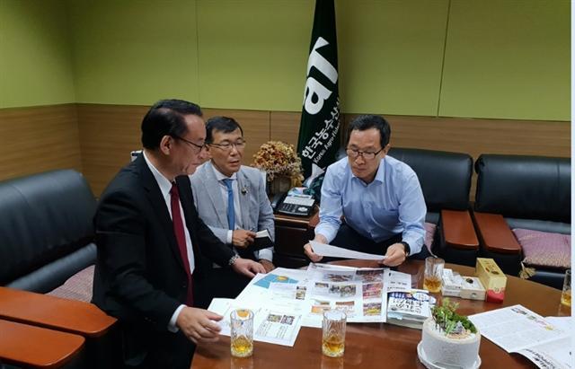 농림축산식품부와 한국농수산식품유통공사(aT)가 우리의 대표적인 전략 상품인 인삼 등 건강·미용식품의 수출 확대를 위해 일본 수출시장을 상대로 현장 중심 세일즈 마케팅을 활발히 펼치고 있는 가운데 이병호 aT사장(오른쪽)이 16~18일 방한 중 aT를 답방한 일본 알프렛사헬스케어 카츠키 히사시 사장(왼쪽)에게 우리 건강·미용식품의 우수성을 설명하며 일본 내 한국 건강식품 시장 현황에 대해 의견을 나누고 있다.  [제공=aT]