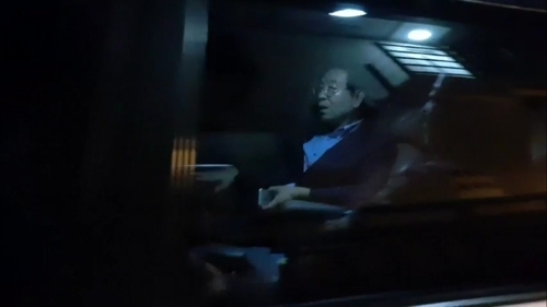 퇴근길 주민들과 마주친 박원순 서울시장 (사진=연합뉴스)
