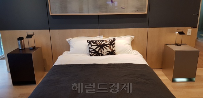서울 논현동에 위치한 LG전자 시그니처키친스위트 쇼룸 5층에 전시된 퍼니처 냉장고(왼쪽)와 퍼니처 가습공기청정기(오른쪽). 머리맡 협탁 디자인으로 가전처럼 보이지 않는다. [사진=천예선 기자]