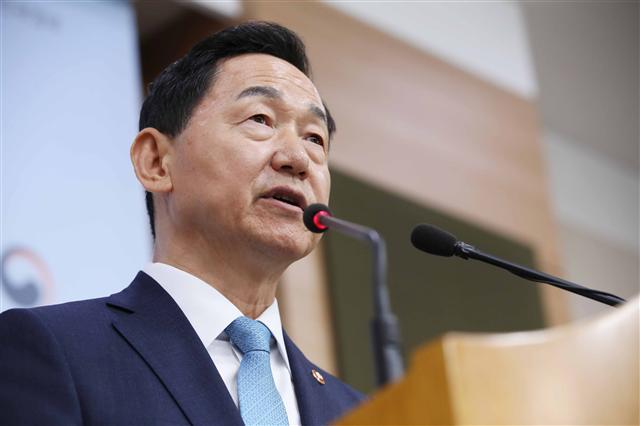 김상곤 사회부총리 겸 교육부 장관이 17일 오전 서울 종로구 정부서울청사 별관 브리핑룸에서 수능전형비율 30% 이상 확대 권고, 국어ㆍ수학ㆍ직업탐구에 공통+선택형 구조 도입 등을 내용으로 한 2022학년도 대입제도 개편방안을 발표하고 있다. [연합뉴스]