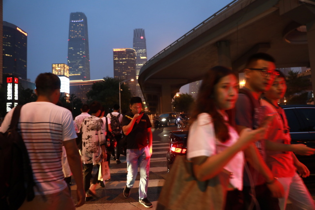 <YONHAP PHOTO-2489> epa06948456 Pedestrians cross the road in the Central Business District in Beijing, China, 13 August 2018 (issued 14 August 2018). China's economy appears to be showing signs of further cooling as tougher US tariffs looms and investment in the first seven months of the year slow to a record low, according to data released by the National Bureau of Statistics on 14 August 2018. Fixed-asset investment growth slowed more than expected to 5.5 percent in the January-July period from a year earlier, while retail sales missed expectations at 8.8 percent in July from a year earlier. EPA/HOW HWEE YOUNG/2018-08-14 14:53:50/ <저작권자 ⓒ 1980-2018 ㈜연합뉴스. 무단 전재 재배포 금지.>
<YONHAP PHOTO-2489> epa06948456 Pedestrians cross the road in the Central Business District in Beijing, China, 13 August 2018 (issued 14 August 2018). China's economy appears to be showing signs of further cooling as tougher US tariffs looms and investment in the first seven months of the year slow to a record low, according to data released by the National Bureau of Statistics on 14 August 2018. Fixed-asset investment growth slowed more than expected to 5.5 percent in the January-July period from a year earlier, while retail sales missed expectations at 8.8 percent in July from a year earlier. EPA/HOW HWEE YOUNG/2018-08-14 14:53:50/ <저작권자 ⓒ 1980-2018 ㈜연합뉴스. 무단 전재 재배포 금지.>