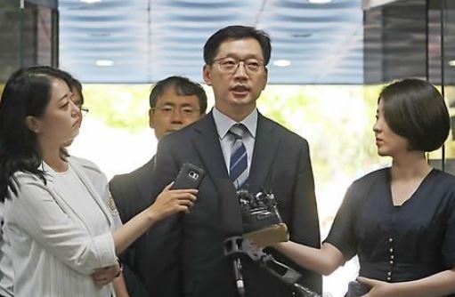 South Gyeongsang Province Gov. Kim Kyoung-soo takes questions from reporters as he arrives at a local court that will review the special prosecution's request for his arrest warrant on Aug. 16, 2018. (Yonhap)