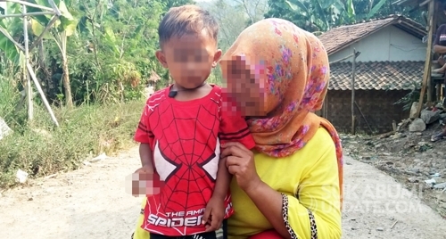 하루 많게는 두 갑씩 담배를 피워 논란이 되고 있는 인도네시아의 2살 남자아이. (연합뉴스)