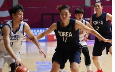 South Korean forward Lim Yung-hui (2nd from L) on the unified Korean women's basketball team tries to guard Huang Pingjen of Chinese Taipei during a preliminary game at the 18th Asian Games at GBK Basketball Hall in Jakarta on Aug. 17, 2018. (Yonhap)