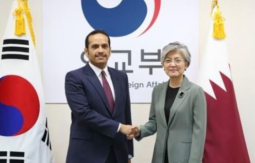 Foreign Minister Kang Kyung-wha (R) shakes hands with her Qatari counterpart, Mohammed bin Abdulrahman bin Jassim Al Thani, before their talks in the foreign ministry's building in Seoul on Aug. 17, 2018. (Yonhap)