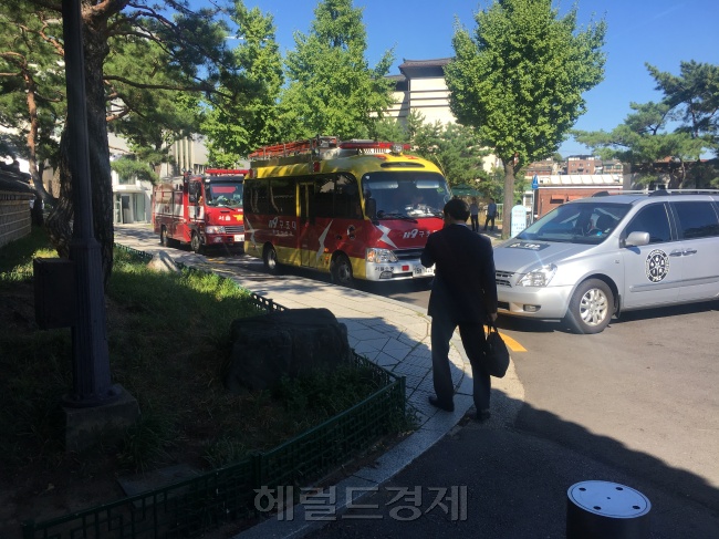17일 오후 3시30분께 청와대 춘추관 앞에 종로소방서 119 차량 두대가 출동해 대기 하고 있다. 청와대 경호 측은 “워마드 게시글 때문에 소방차가 출동한 것으로 안다”고 말했다. 이 관계자는 유선 내부 통화에서 ‘분위기가 어수선하다’고 말하기도 했다. [사진=홍석희 기자]