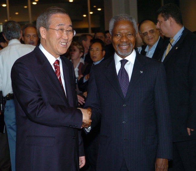 File photo taken on Oct. 13, 2006 shows then UN Secretary-General Kofi Annan shaking hands with his successor Ban Ki-moon in New York. (Xinhua-Yonhap)