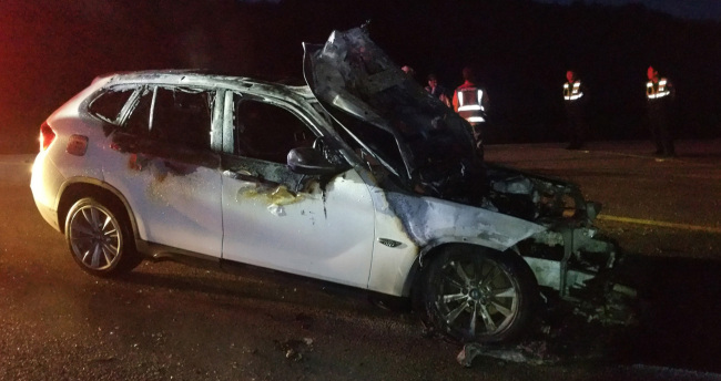 임실서 주행 중 BMW X1 화재 (임실=연합뉴스) 15일 오전 4시 17분께 전북 임실군 신덕면 오궁리 부근 도로에서 운행 중이던 BMW X1에서 불이 났다. 이 불로 차량은 전소했고 1천700만원(소방서 추산)의 재산피해가 났다. (사진=연합뉴스)