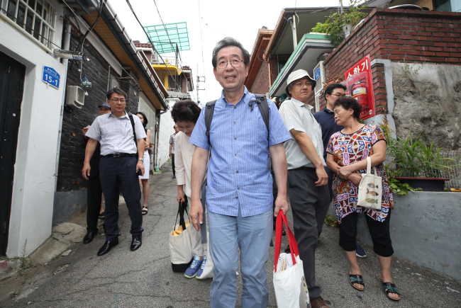 <YONHAP PHOTO-2131> 삼양동 떠나는 박원순 서울시장 (서울=연합뉴스) 임헌정 기자 = '옥탑방 한달살이'를 정리하는 박원순 서울시장이 19일 오전 서울 강북구 삼양동 현장을 떠나고 있다. 2018.8.19 kane@yna.co.kr/2018-08-19 10:14:28/ <저작권자 ⓒ 1980-2018 ㈜연합뉴스. 무단 전재 재배포 금지.>
<YONHAP PHOTO-2131> 삼양동 떠나는 박원순 서울시장 (서울=연합뉴스) 임헌정 기자 = '옥탑방 한달살이'를 정리하는 박원순 서울시장이 19일 오전 서울 강북구 삼양동 현장을 떠나고 있다. 2018.8.19 kane@yna.co.kr/2018-08-19 10:14:28/ <저작권자 ⓒ 1980-2018 ㈜연합뉴스. 무단 전재 재배포 금지.>