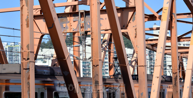 도색이 벗겨져 흉물스런 동호대교 지하철팬스 경간. <br />정희조 기자/checho@heraldcorp.com  180820
도색이 벗겨져 흉물스런 동호대교 지하철팬스 경간.
정희조 기자/checho@heraldcorp.com  180820
도색이 벗겨져 흉물스런 동호대교 지하철팬스 경간.
정희조 기자/checho@heraldcorp.com  180820