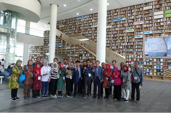 인도네시아 초등학교 교장 20여명이 지난 8일 울산도서관을 방문, 시설을 견학하고 기념촬영을 하고 있다.