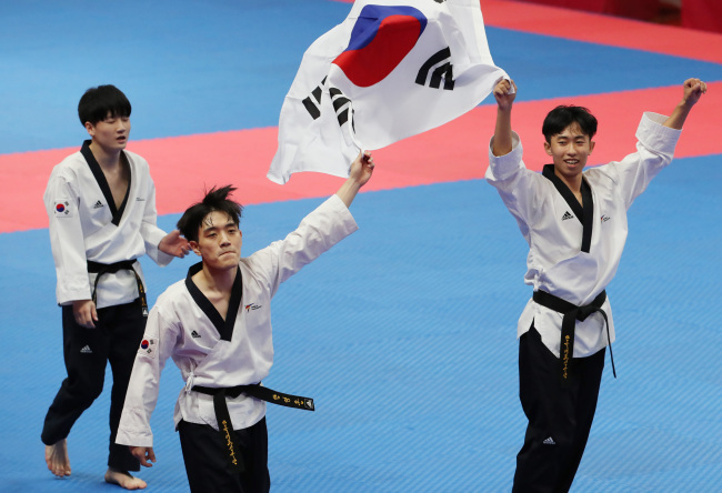 The men's team of Han Yeong-hun, Kang Wan-jin and Kim Seon-ho (Yonhap)
