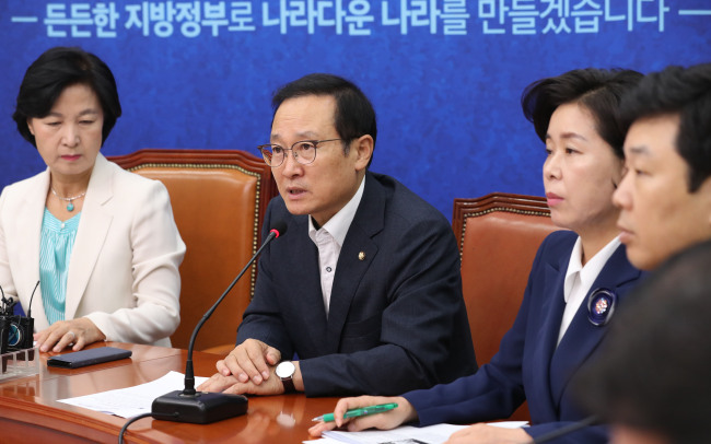 더불어민주당 홍영표 원내대표가 20일 오전 국회에서 열린 최고위원회의에서 발언하고 있다.[사진=연합뉴스]
더불어민주당 홍영표 원내대표가 20일 오전 국회에서 열린 최고위원회의에서 발언하고 있다.[사진=연합뉴스]