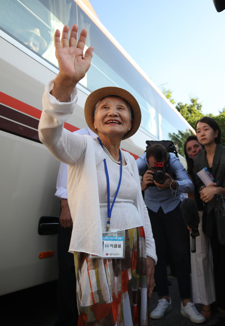 제21차 이산가족 상봉행사 1회차 상봉이 20일부터 22일까지 금강산에서 진행된다. 상봉행사 참가자들이 20일 강원도 속초 한화리조트에서 금강산으로 출발하기 위해 버스로 향하고 있다. [사진제공=연합뉴스]