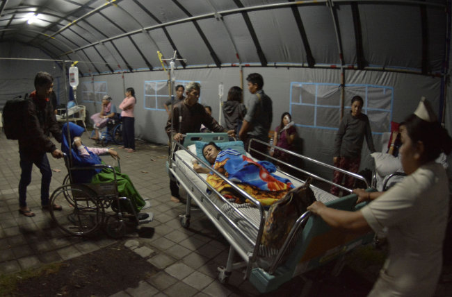Hospital patients are moved outside after a large earthquake struck on the nearby island of Lombok, at Sanglah General Hospital, in Denpasar, Bali, Indonesia August 19. (Antara Foto-Reuters)