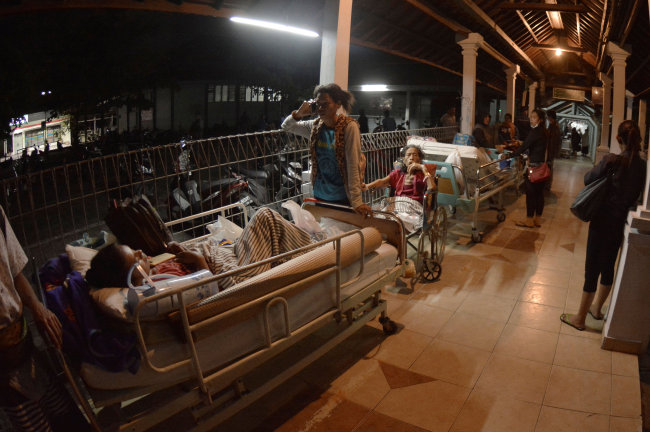Hospital patients are moved to a tent after a large earthquake struck on the nearby island of Lombok, at Sanglah General Hospital, Denpasar, Bali, Indonesia August 19. (Antara Foto/Reuters)
