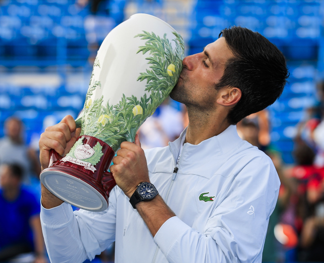 Novak Djokovic of Serbia kisses the winner's trophy after defeating Roger Federer of Switzerland in their final match in the Western & Southern Open tennis tournament at the Lindner Family Tennis Center in Mason, Ohio, USA, on Aug. 19. (EPA-Yonhap)