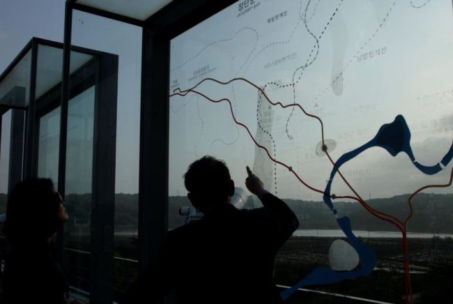 Visitors look at a map showing the demilitarized zone separating the two Koreas at Imjingak pavilion, near the truce village of Panmunjom in Paju, South Korea May 10, 2018. (Reuters)