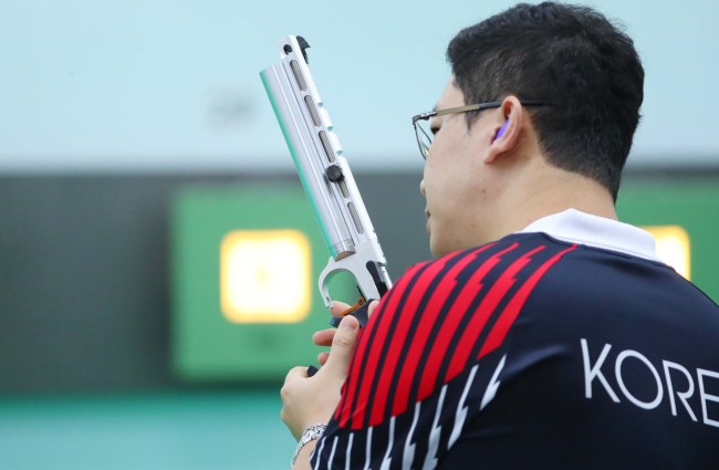 This file photo taken on Aug. 17, shows South Korean pistol shooter Jin Jong-oh training for the 18th Asian Games at a shooting training facility in Palembang, Indonesia. (Yonhap)