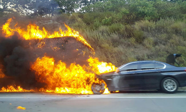 A BMW 520d vehicle is on fire on a highway in North Gyeongsang Province on Monday. Yonhap