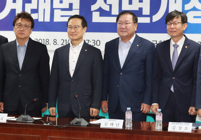 21일 오전 국회 의원회관에서 열린 공정거래법 전면개정 당정협의에서 참석자들이 포즈를 취하고 있다. 왼쪽부터 민병두 국회 정무위원장, 더불어민주당 홍영표 원내대표, 김태년 정책위의장, 김상조 공정거래위원장.[사진=연합뉴스]
21일 오전 국회 의원회관에서 열린 공정거래법 전면개정 당정협의에서 참석자들이 포즈를 취하고 있다. 왼쪽부터 민병두 국회 정무위원장, 더불어민주당 홍영표 원내대표, 김태년 정책위의장, 김상조 공정거래위원장.[사진=연합뉴스]