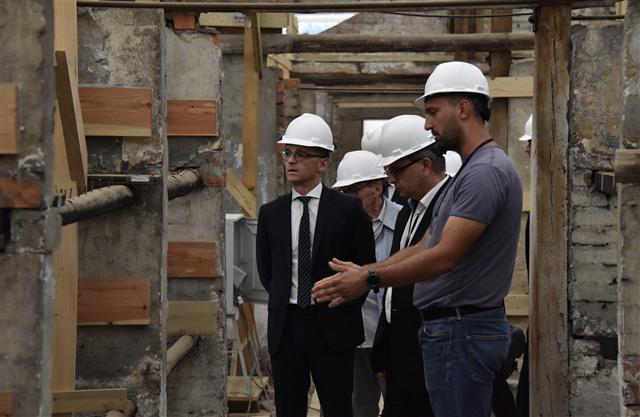 <YONHAP PHOTO-0348> epa06960639 A handout photo made available by the Auschwitz Memorial Press Office shows German Foreign Minister Heiko Maas (L) during his visit to the former Nazi-German concentration and extermination Auschwitz camps in Oswiecim, Poland, 20 August 2018. EPA/MAREK LACH / AUSCHWITZ MEMORIAL HANDOUT -- MANDATORY CREDIT -- HANDOUT EDITORIAL USE ONLY/NO SALES/2018-08-21 02:27:25/ <저작권자 ⓒ 1980-2018 ㈜연합뉴스. 무단 전재 재배포 금지.>