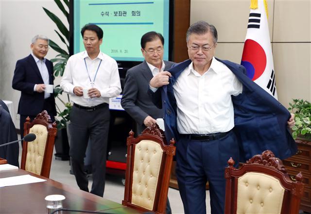 ‘일자리 정부’를 표방한 문재인 정부의 경제정책이 ‘고용쇼크’ 등으로 흔들리는 가운데 운명의 한주를 맞았다. 사진은 문재인 대통령이 20일 오후 청와대 여민관에서 열린 수석ㆍ보좌관회의에 참석하는 모습. 문대통령은 이날 회의에서 청와대와 정부 경제팀을 향해 직을 건다는 결의로 고용개선을 위해 노력해달라고 당부했다.  [연합뉴스]