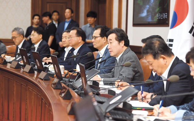 이낙연 국무총리가 21일 오전 서울 세종로 정부서울청사에서 국무회의를 주재하고 있는 가운데 참석 국무위원들의 표정이 사뭇 심각하다. 이 자리에서 이 총리는 “고용과 민생이 참담하다. 일자리위원회를 가동하고 추경예산을 두 차례 편성ㆍ집행하는 등 몸부림쳤지만, 사정은 나아지지 못했다”며 “저 자신, 깊은 책임을 느낀다”고 말했다.  [연합뉴스]