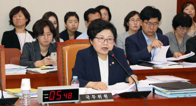 정현백 여성가족부 장관이 21일 국회에서 열린 여성가족위원회 전체회의에서 위원들의 질의에 답하고 있다.[사진=연합뉴스]
정현백 여성가족부 장관이 21일 국회에서 열린 여성가족위원회 전체회의에서 위원들의 질의에 답하고 있다.[사진=연합뉴스]