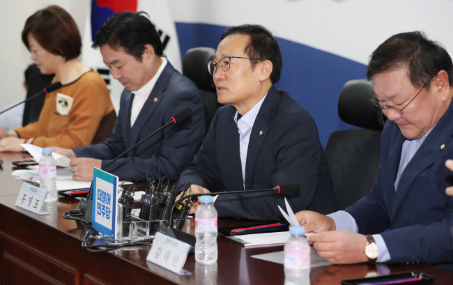 더불어민주당과 정부는 22일 오전 국회 의원회관에서 소상공인ㆍ자영업자 지원대책 당정협의를 가졌다. 사진 맨오른쪽이 김태년 정책위의장.[사진=연합뉴스]
더불어민주당과 정부는 22일 오전 국회 의원회관에서 소상공인ㆍ자영업자 지원대책 당정협의를 가졌다. 사진 맨오른쪽이 김태년 정책위의장.[사진=연합뉴스]