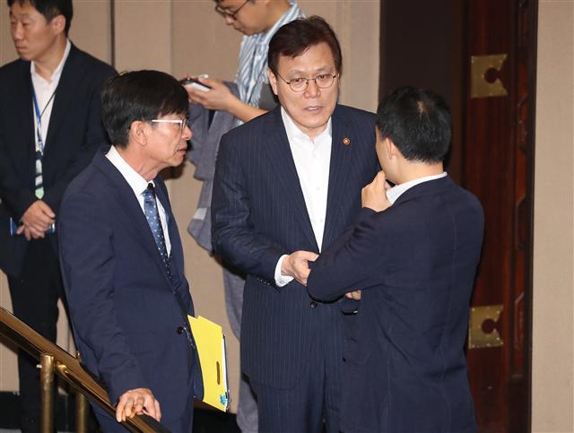 22일 오전 국회에서 열린 예산결산특별위원회 전체회의에서 최종구 금융위원장(가운데)과 김상조 공정거래위원장(왼쪽), 바른미래당 채이배 정책위의장 권한대행이 얘기를 나누고 있다.