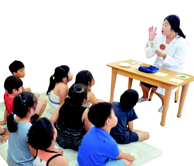 강남구 개포동 다솔어린이집 미각형성교육 모습. 최수진 미각강사가 오감(五感)에 대해 설명하고 있다.  윤병찬 기자/yoon4698@heraldcorp.com