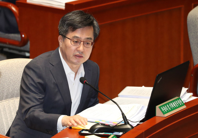 22일 오전 국회에서 열린 예산결산특별위원회 전체회의에서 김동연 경제부총리 겸 기획재정부 장관이 질의에 답변하고 있다.[사진=연합뉴스]
22일 오전 국회에서 열린 예산결산특별위원회 전체회의에서 김동연 경제부총리 겸 기획재정부 장관이 질의에 답변하고 있다.[사진=연합뉴스]