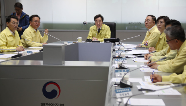 Prime Minister Lee Nak-yon, center, orders all government officials to be on alert until after the typhoon is gone and take all possible precautionary measures against strong winds and downpours during the visit to the disaster control center on Wednesday, Aug. 22. (Yonhap)