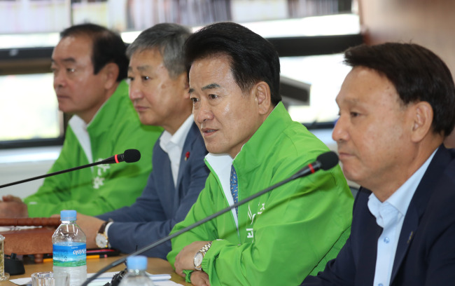 민주평화당 정동영 대표가 22일 오전 전북 군산시청에서 최고위원회의를 주재하고 있다. 오른쪽은 강임준 군산시장.[사진=연합뉴스]
민주평화당 정동영 대표가 22일 오전 전북 군산시청에서 최고위원회의를 주재하고 있다. 오른쪽은 강임준 군산시장.[사진=연합뉴스]