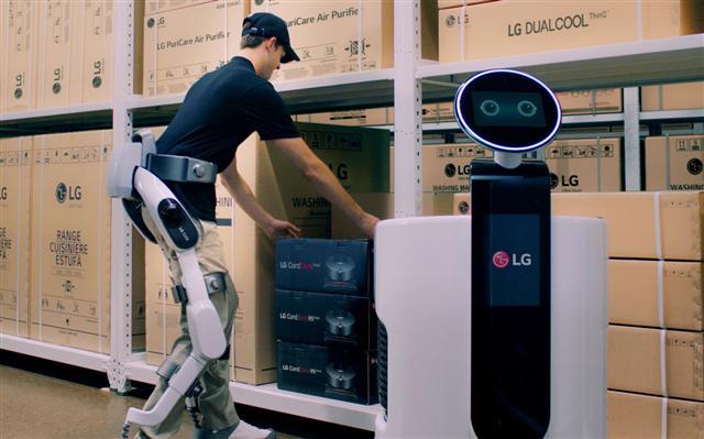 LG전자가 31일 독일 베를린에서 개막하는 ‘IFA 2018’에서 웨어러블 로봇 ‘LG 클로이 수트봇(LG CLOi SuitBot)’을 처음 공개한다. 이 제품은 산업현장부터 일상생활까지 다양한 분야에서 활용할 수 있는 하체 근력 지원용 웨어러블 로봇이다. 사진은 ‘LG 클로이 수트봇’을 착용한 작업자가 물류센터에서 상품을 쇼핑카트로봇에 옮겨담고 있는 모습  [제공=LG전자]
