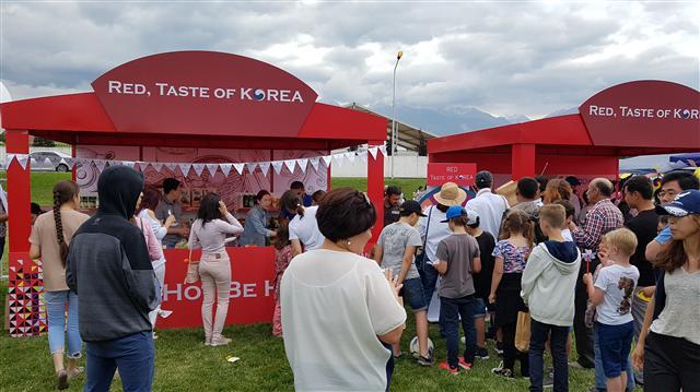농림축산식품부와 한국농수산식품유통공사(aT)가 운영하고 있는 청년 해외개척단(AFLO)의 단원들이 카자흐스탄 알마티와 폴란드 바르샤바 등에서 우리 농산물 식품 수출을 위해 현지시장조사, 바이어상담, 식품산업 종합박람회 한국 홍보관 운영 등 다양한 활동을 펼치고 있다.  ［제공=한국농수산식품유통공사］