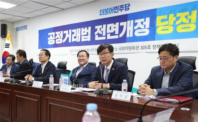 정부가 적극적인 규제 완화 의지를 내비치고 있지만 공정거래법 개정안은 더욱 강화되며 기업 경영 활동에 부담을 주고 있다. 공정거래위원회와 더불어민주당은 공정거래법 전면개정 당정 협의를 통해 담합ㆍ시장지배력 남용 등에 대한 과징금을 2배로 올리고, 총수일가의 사익편취(일감몰아주기) 규제를 강화키로 의견을 모았다. 지난 21일 국회 의원회관에서 열린 공정거래법 전면개정 당정협의에서 김상조 공정거래위원장이 발언하고 있다.  [연합뉴스]