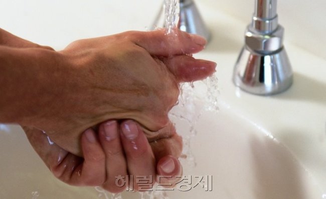 태풍이 오면 고온다습한 날씨와 침수, 정전 등으로 식중독 위험이 높아진다. 30초 이상 손 씻기 등 개인위생 관리가 식중독을 예방하는 지름길이다. [헤럴드경제DB]