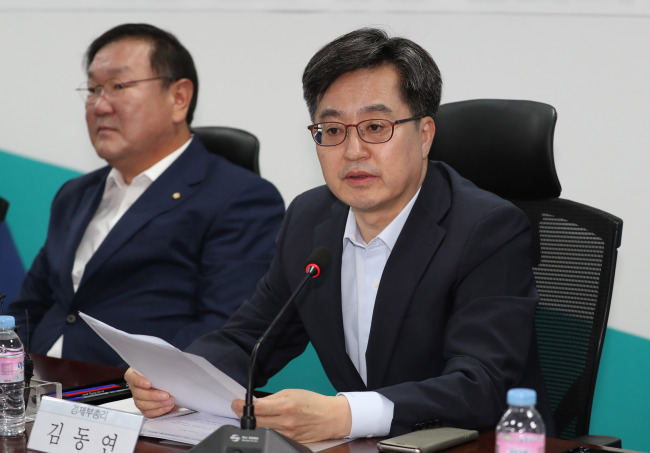 Finance Minister Kim Dong-yeon speaks at a parliamentary budget committee on Thursday. (Yonhap)